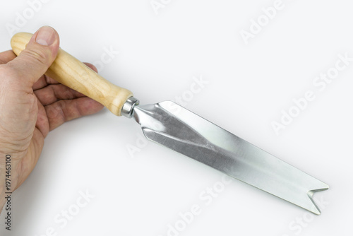 Manual weed remover with handle