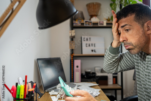 Photos Entrepreneur dealing with economic crisis and financial stress
