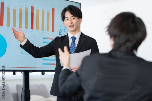 オフィスで会議をする若いビジネスマン