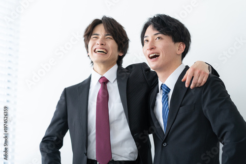 Fotografía 仲良しな若いビジネスマン