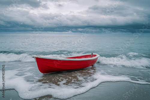 Kleines rotes Ruderboot treibt leer in den Wellen bei Sturm im Meer , Generative AI