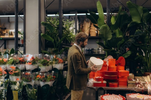 Quadro em tela Man choosing heart gift box in flower shop