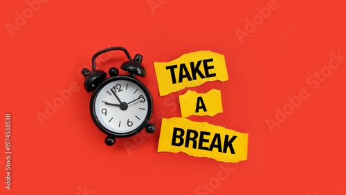 Foto Take a break concept with alarm clock and bold text, representing work life balance, rest time and importance of pausing for productivity
