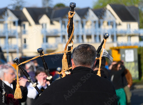 Musiciens qui jouent sur une place en Bretagne