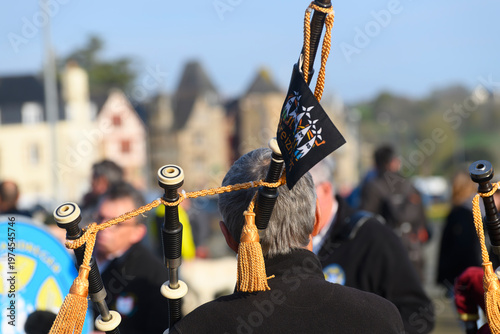 Musiciens qui jouent sur une place en Bretagne