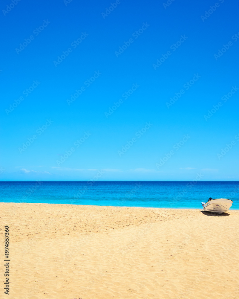 Fototapeta premium Boa Vista, Cabo Verde África: - 22 de marzo de 2026: Praia Lacacao in Boa Vista, Capo Verde is a stunning beach with crystal clear waters and white sand. This was on a hot sunny afternoon. This is a p