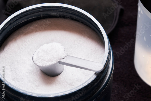 Foto Creatine Monohydrate Powder in Bottle