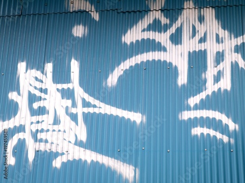路地裏の建物の壁に書かれた落書き