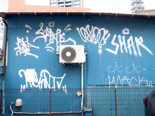 路地裏の建物の壁に書かれた落書き