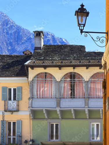 palazzi storici di piazza mercato a domodossola in italia