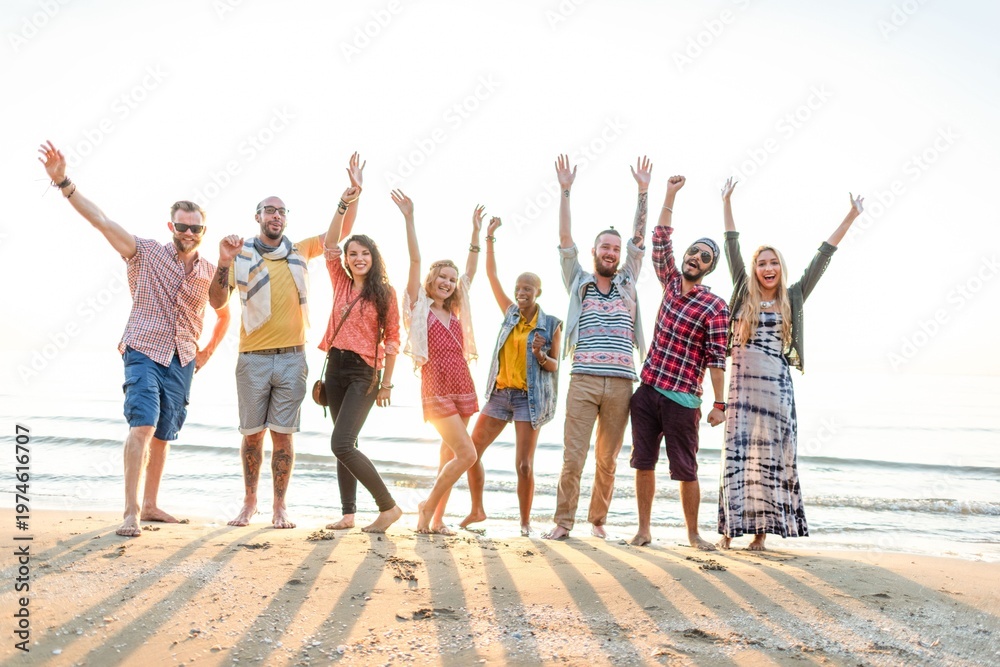 Obraz premium Joyful friends celebrating beach sunset