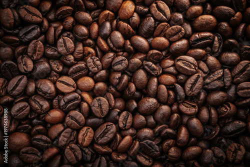 Cuadro en lienzo Close-up view of roasted coffee beans showcasing rich textures and varying shade