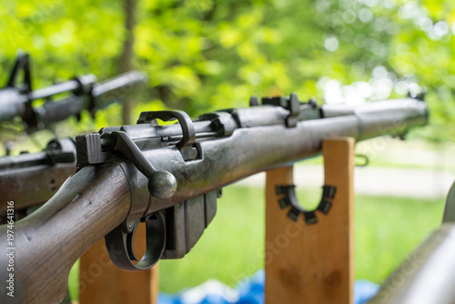 Foto World War II British Lee Enfield rifle outdoors on a wooden stand