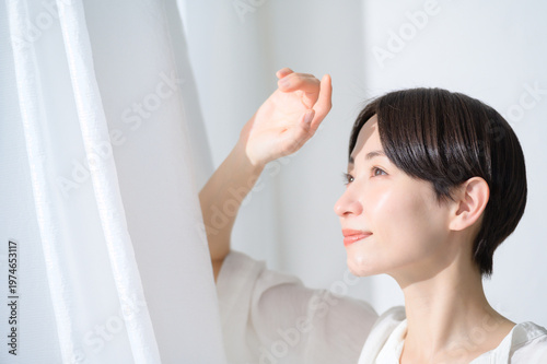 Canvastavla 窓からの日差しを浴びる日本人女性