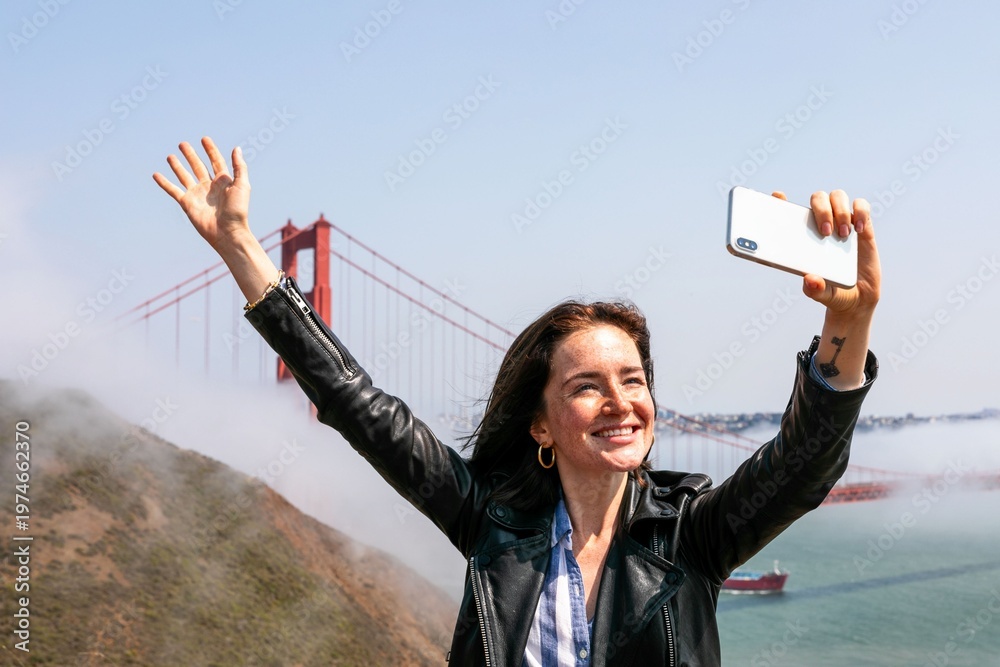 Naklejka premium Joyful selfie at landmark bridge