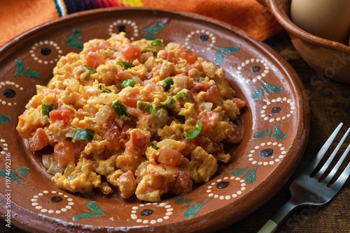 ウェボス・ア・ラ・メヒカーナ ( ウエボス・ア・ラ・メヒカーナ) : メキシコの朝食の卵料理　Huevos a la mexicana　(Mexican Scrambled Eggs, Mexican Style Eggs): Mexican breakfast egg dish. 