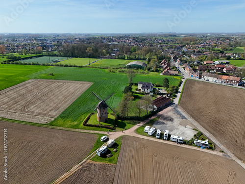 Le secteur pavés du moulin de Vertain à Templeuve que les coureur cyclistes franchissent durant la mythique classique course Paris - Roubaix  