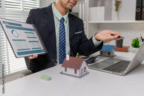 Foto Businessman presenting budget report with property model, explaining financial data, housing cost, and investment planning, representing real estate finance and decision making process