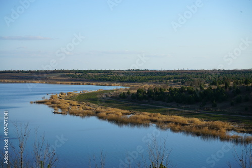 Ufer eines neuen Sees nach dem Bergbau
