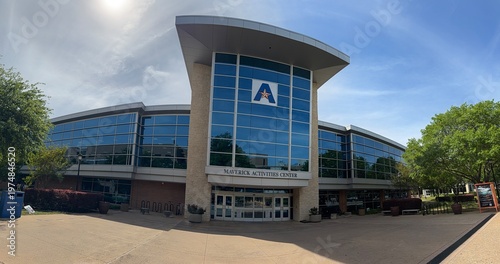 Fotografie University Campus in Arlington, Texas – Vibrant College Life and Architecture