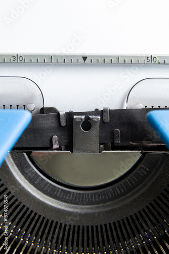 Foto Close up of vintage typewriter platen and ribbon with blank paper