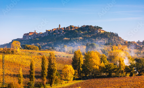 Foto Montepulciano ancient town on hill in rural Tuscany, Italy.