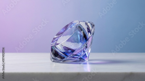 ミニマルなクリスタルオブジェクト｜透明感のある高級感デザイン背景