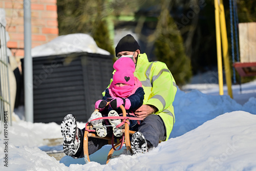 Foto Family sledding in the winter snow