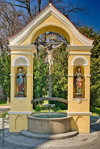 Obraz na płótnie Kreuzigungsgruppe mit Brunnen