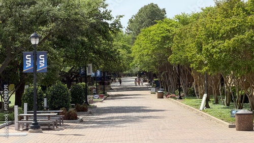 Φωτογραφία University Campus in Arlington, Texas – Vibrant College Life and Architecture
