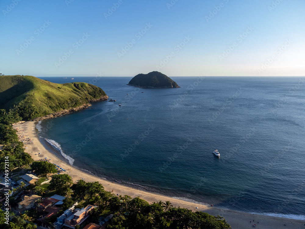 Fototapeta premium Wonderful paradisiacal Toque-Toque Grande beach in São Sebastião