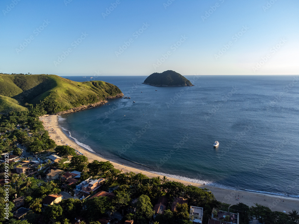 Fototapeta premium Wonderful paradisiacal Toque-Toque Grande beach in São Sebastião