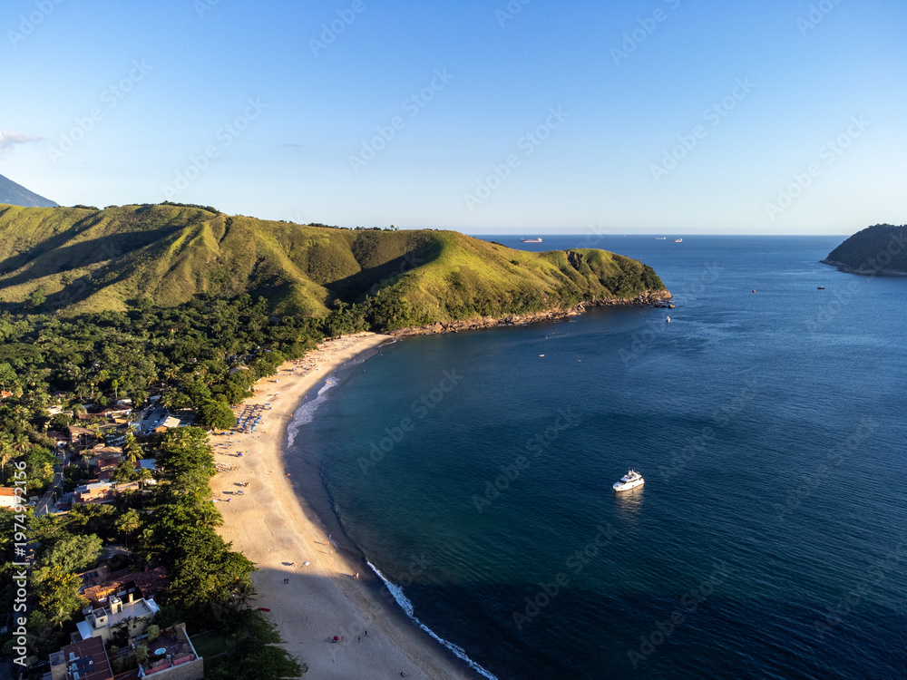 Fototapeta premium Wonderful paradisiacal Toque-Toque Grande beach in São Sebastião