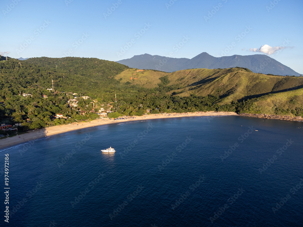 Fototapeta premium Wonderful paradisiacal Toque-Toque Grande beach in São Sebastião