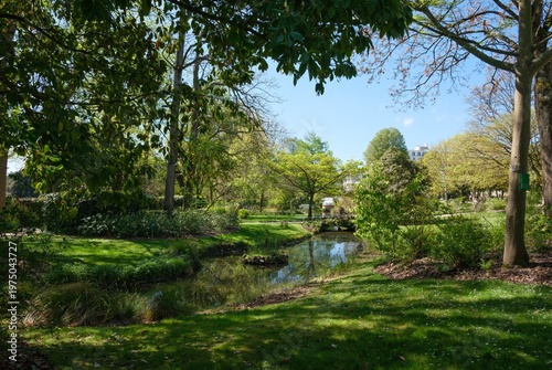 Jardin des Plantes de Nantes sous un ciel bleu
