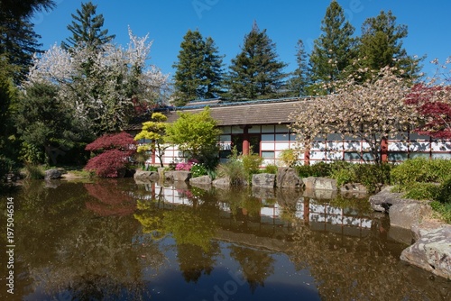 Paysage paisible et ambiance zen au jardin japonais de l'île de Versailles à Nantes