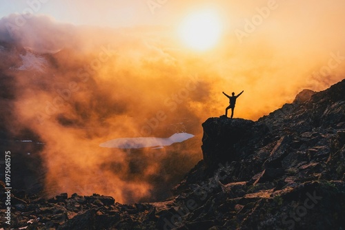 Foto Successful hiker silhouette on mountain peak at sunset, triumphant man standing