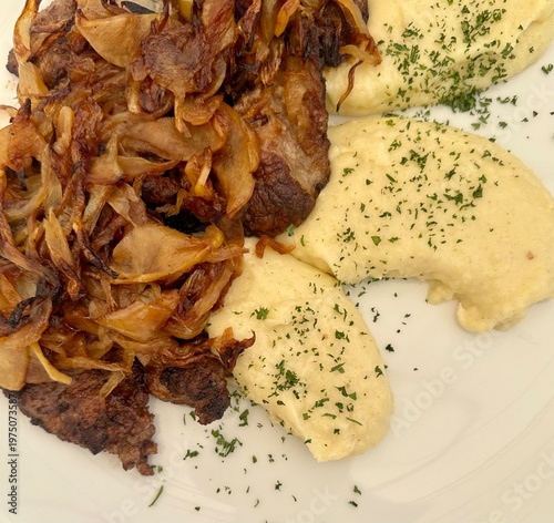 Kalbsleber mit Kartoffelpüree und Röstzwiebeln

