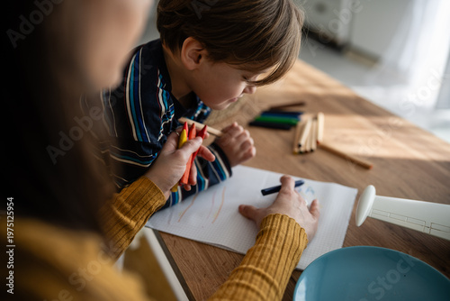 Fotografía Mother and child drawing with crayons learning creativity