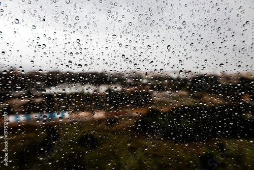Foto raindrops on a windowpane on a rainy day