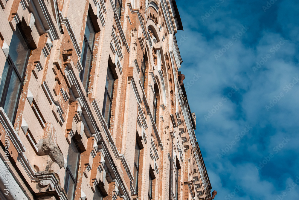 Obraz premium Intricate brickwork and peeling white trim on a classic architectural structure