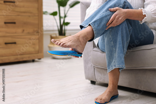 Fotografía Senior woman fitting orthopedic insoles at home, closeup