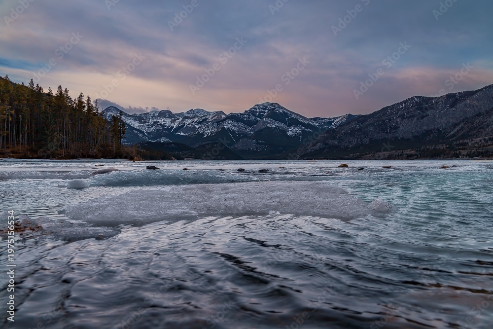 Obraz premium Pastel Sunrise Over Barrier Lake Mountains