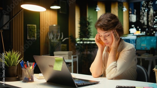 Fotografi Business director sleepy and burdened at the office late at night, experiencing workplace challenges and anxiety