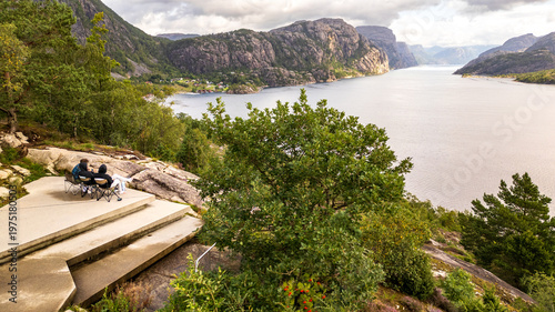 Foto Tourists Relaxing at Høllesli Viewpoint Overlooking Lysefjord, Norway