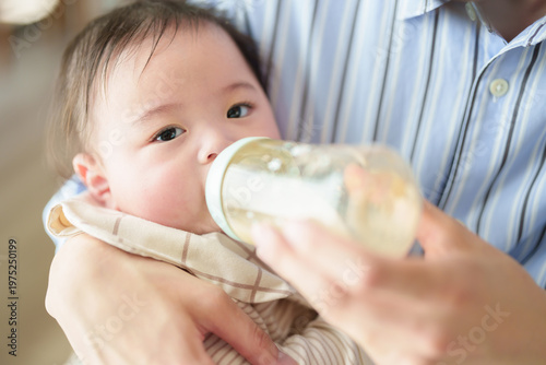 Wallpaper Mural 赤ちゃんにミルクを与えるお父さん Torontodigital.ca