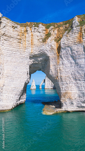 Fotografi Framed perspective of the Needle and Aval Arch through the massive Manneporte na