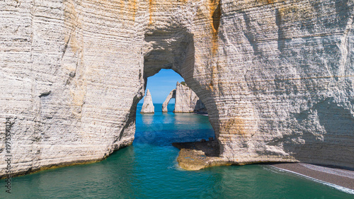 Φωτογραφία Framed perspective of the Needle and Aval Arch through the massive Manneporte na