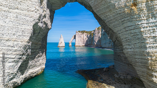 Slika na platnu Framed perspective of the Needle and Aval Arch through the massive Manneporte na