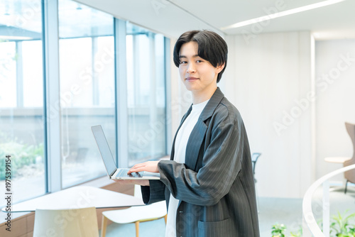 オフィスでノートパソコンを操作するビジネスマン　撮影協力：学校法人電波学園　東京電子専門学校